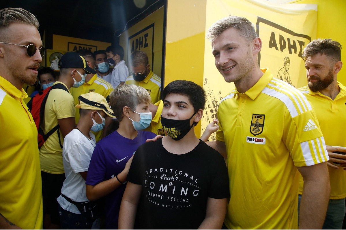 Άρης: Σε... Κλεάνθης Βικελίδης μετέτρεψαν την 85η ΔΕΘ οι οπαδοί του μόλις αντίκρισαν την ποδοσφαιρικό ομάδα στο περίπτερο του Άρη.