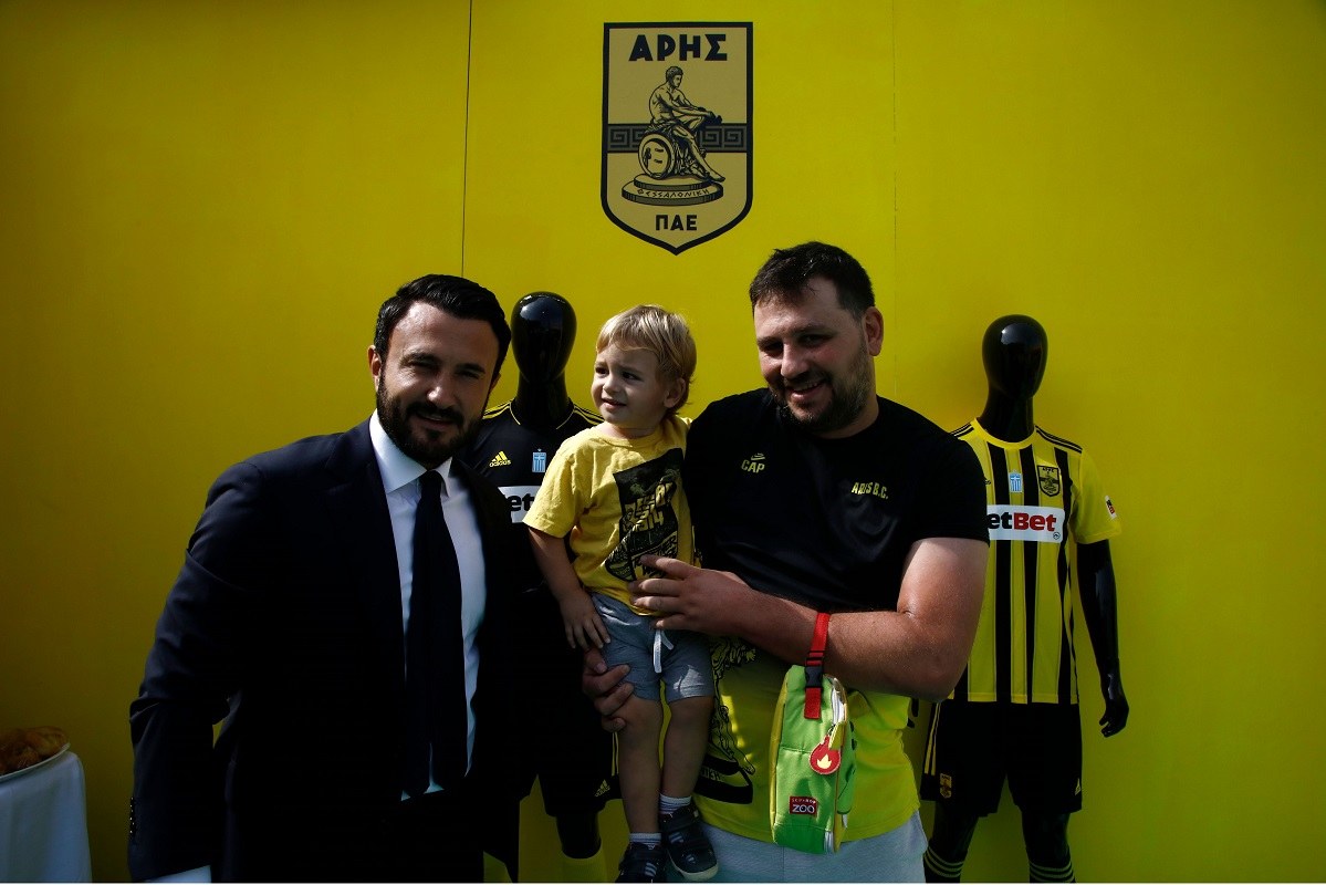 Άρης: Σε... Κλεάνθης Βικελίδης μετέτρεψαν την 85η ΔΕΘ οι οπαδοί του μόλις αντίκρισαν την ποδοσφαιρικό ομάδα στο περίπτερο του Άρη.