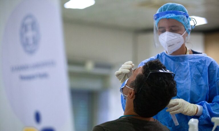 Κορονοϊός: 2.807 νέα κρούσματα, 388 στις ΜΕΘ, οι 39 πλήρως εμβολιασμένοι