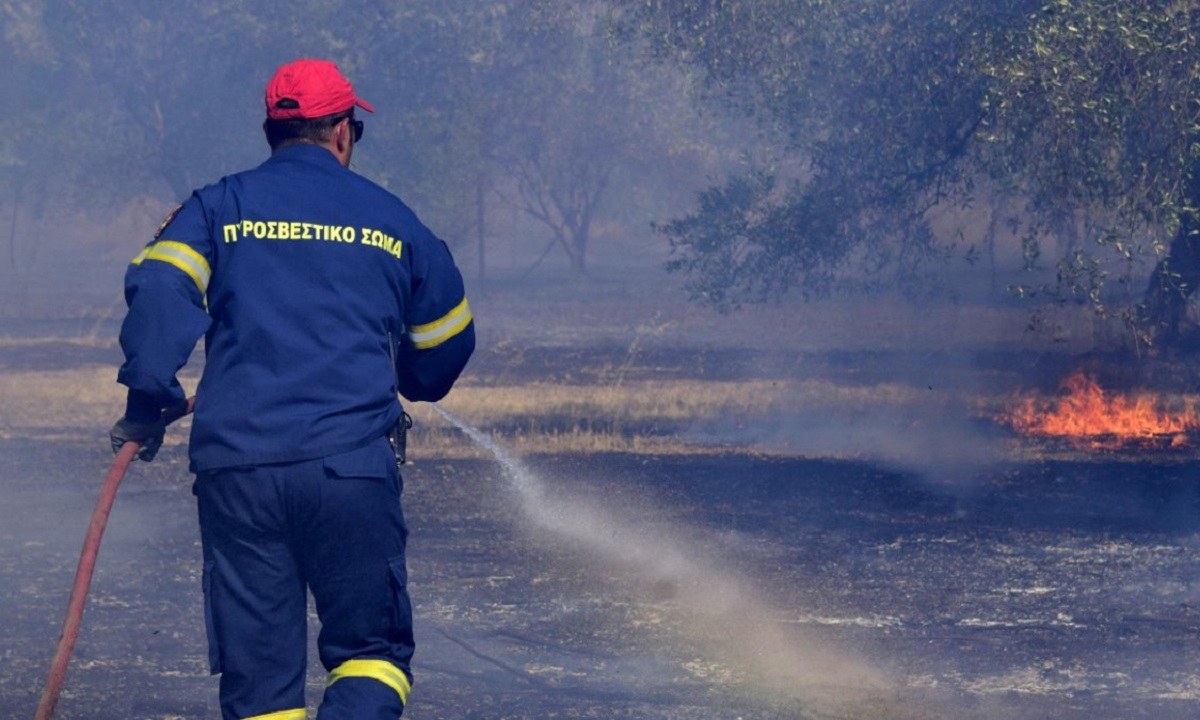 Συναγερμός έχει σημάνει στην Πυροσβεστική για τη φωτιά στην Πάρνηθα, ενώ πυρκαγιά έχει ξεσπάσει και στον Κάλαμο.