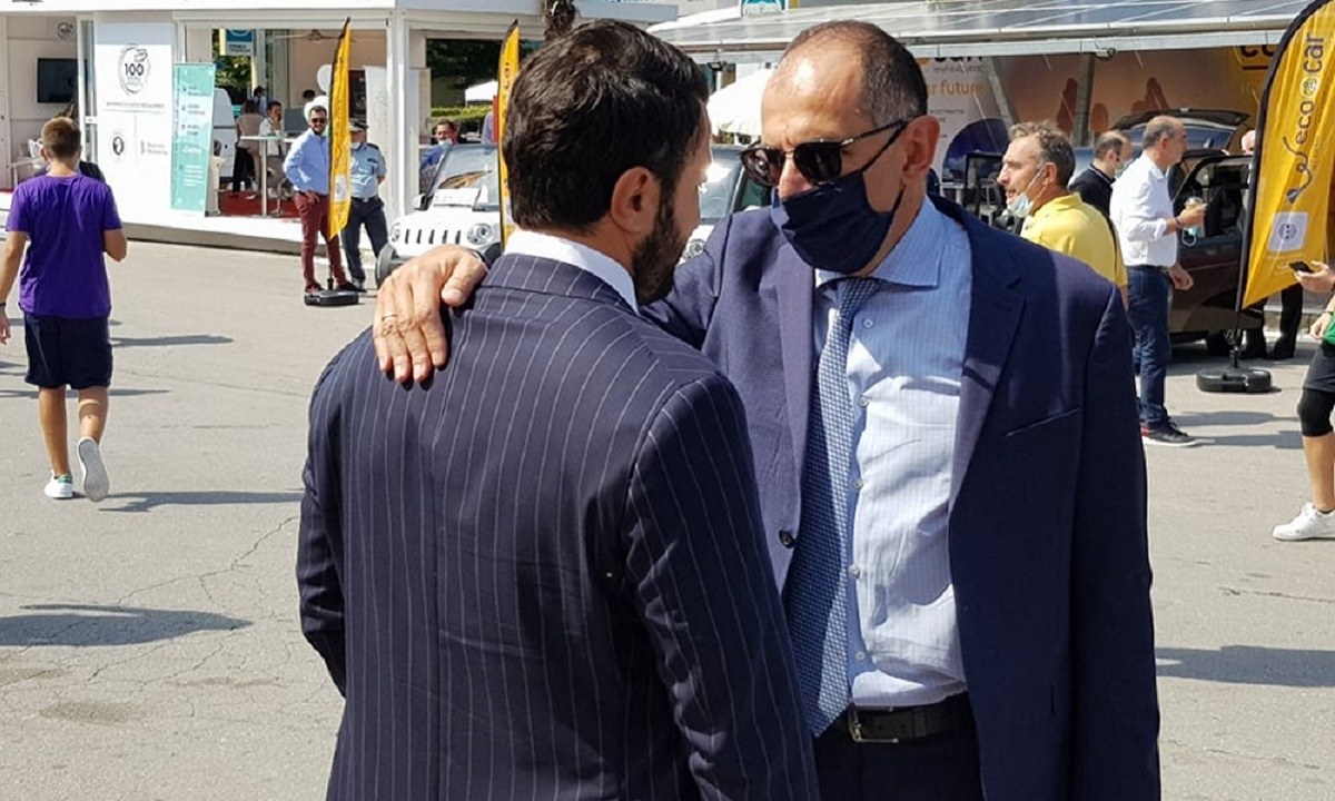 Ο πρόεδρος της ΠΑΕ Άρης κ. Καρυπίδης με τον Υπουργό Επικρατείας Γ. Γεραπετρίτη
