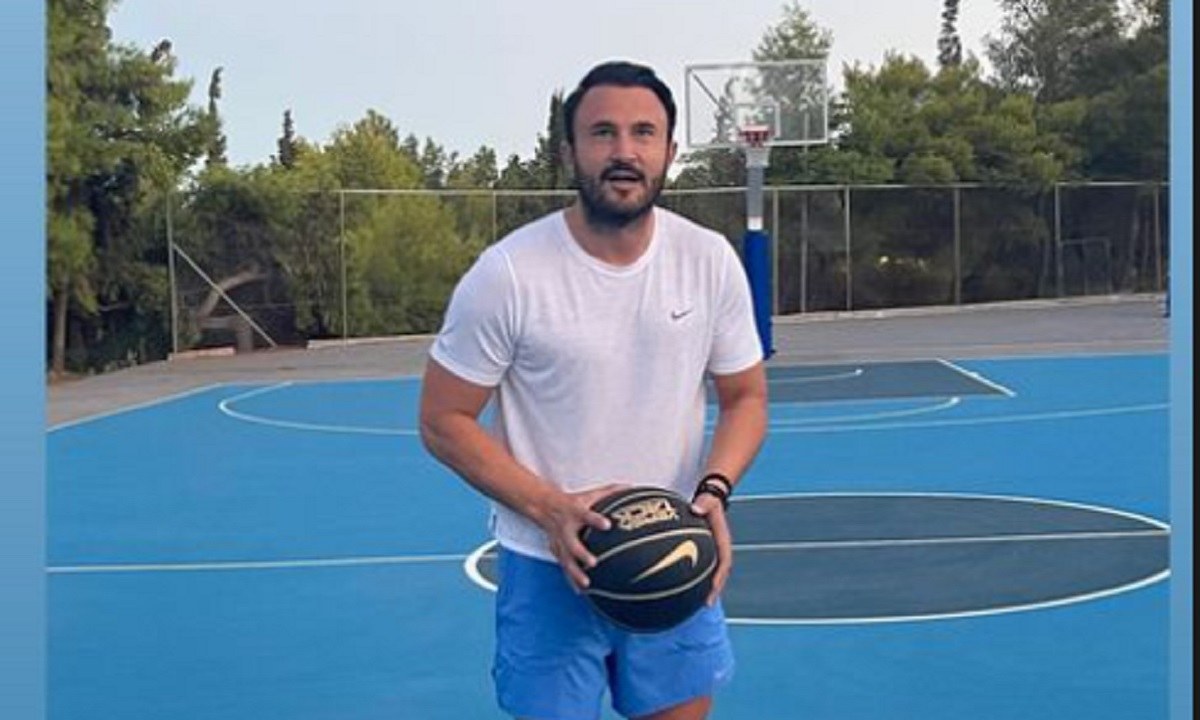 Ο Θόδωρος Καρυπίδης παίζει μπάσκετ