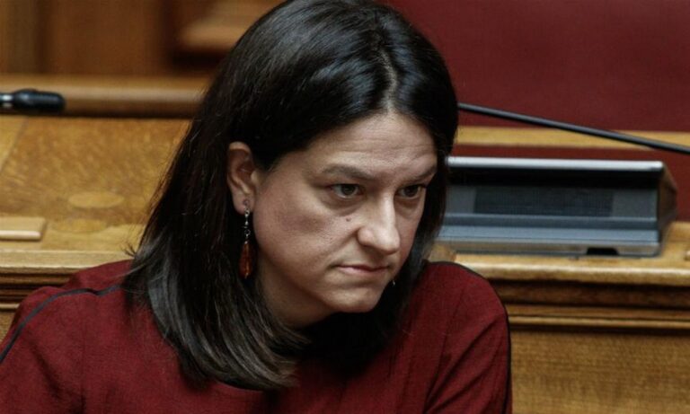 Η Νίκη Κεραμέως τώρα τα βάζει και με τους εκπαιδευτικούς που αντιδρούν στην αξιολόγηση και κάνει αγωγή!