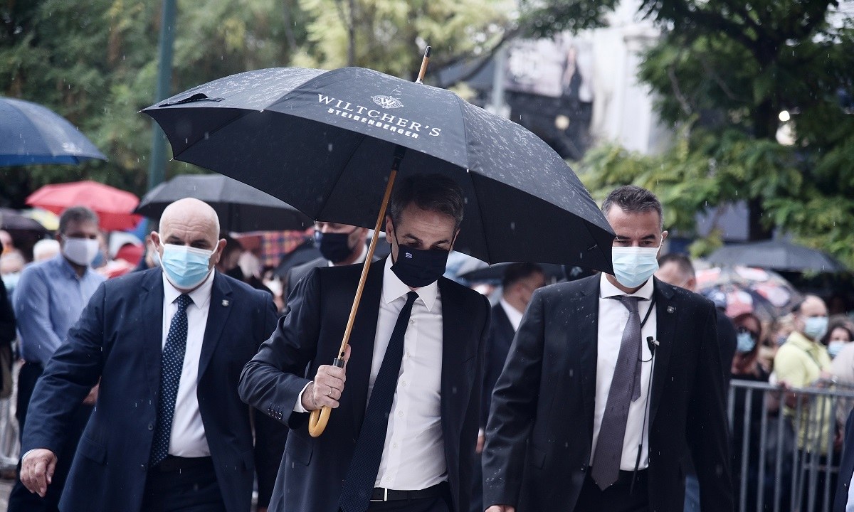 Κυριάκος Μητσοτάκης: Σάλος με την ομπρέλα του στην κηδεία του Μίκη Θεοδωράκη