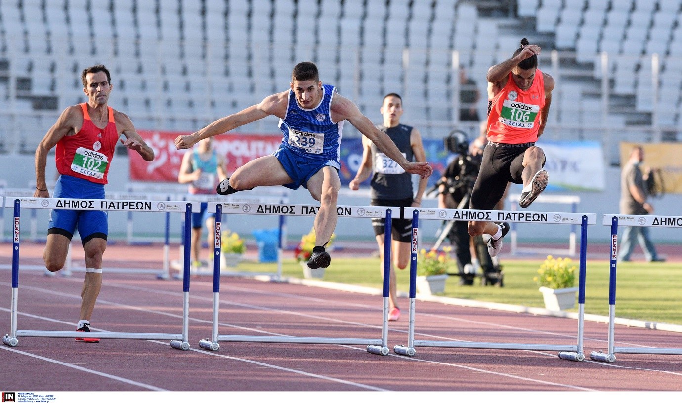Ο Δημήτρης Λεβαντίνος με τον Μουντρίχα, υπό το βλέμμα Παναγιωτόπουλου