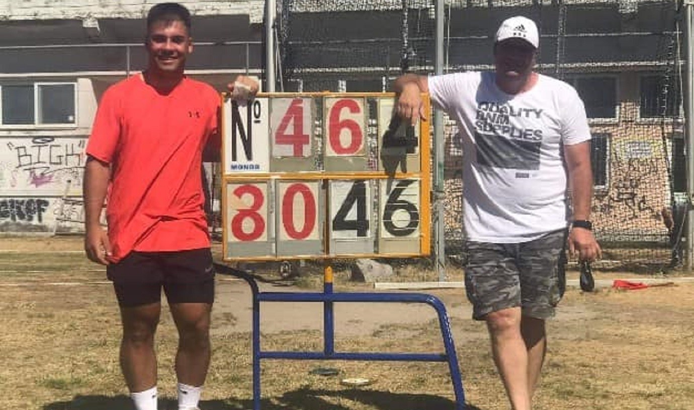 Ο ταλαντούχος Άγγελος Μαντζουράνης με το βλέμμα… στο Κάλι!