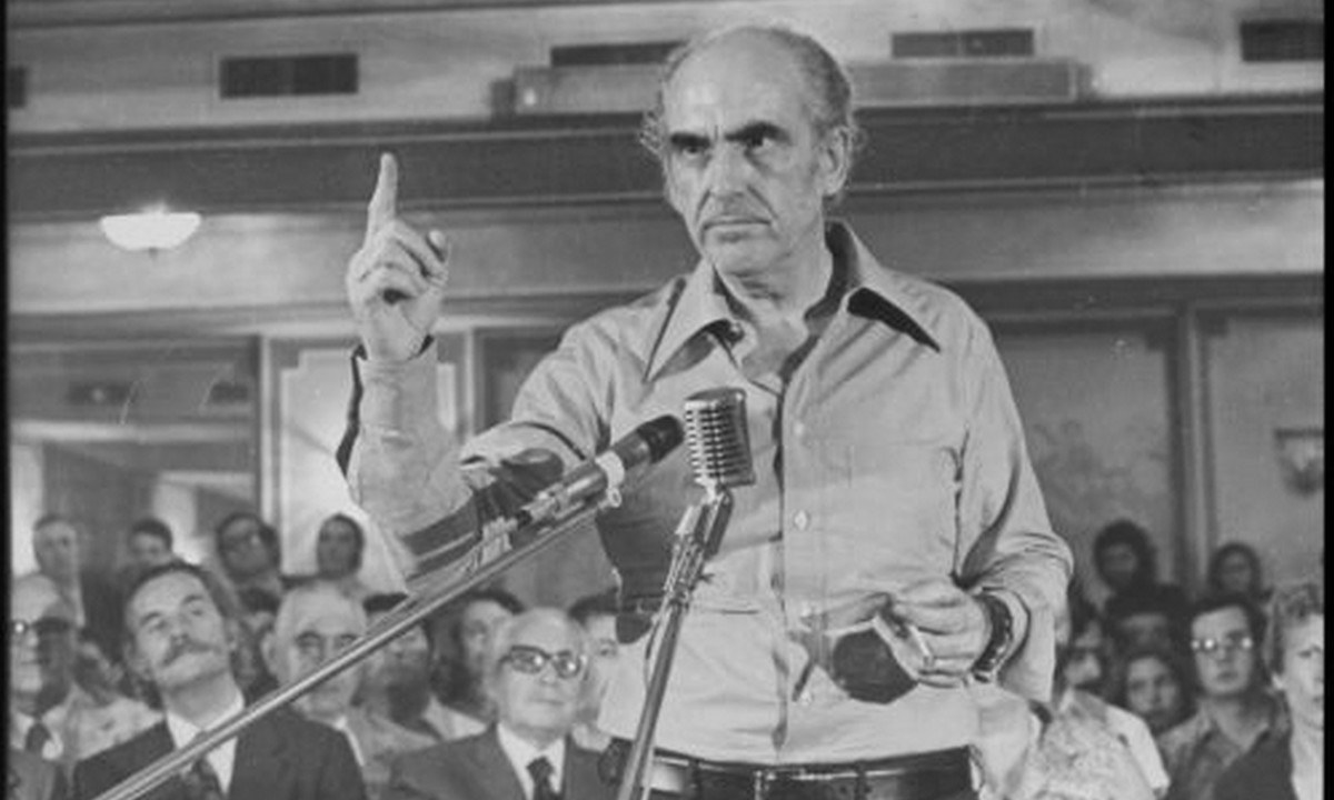 Σαν Σήμερα: Ο Aνδρέας Παπανδρέου ιδρύει το ΠΑΣΟΚ!