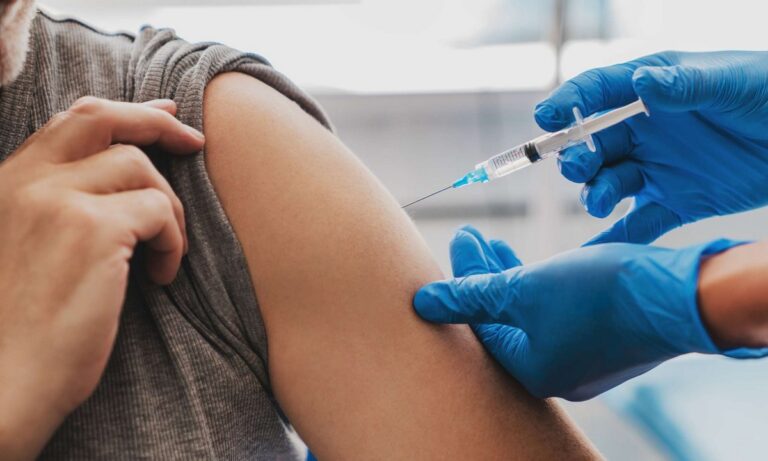 O υπουργός Υγείας, Θάνος Πλεύρης ανακοίνωσε την αυστηροποίηση του νόμου, με την αφορμή το γεγονός πως... εμφανίστηκαν πλαστά πιστοποιητικά εμβολιασμού.