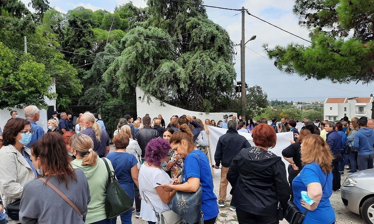 Θάνος Πλεύρης: Άγριες αποδοκιμασίες κατά την άφιξή του στη Θεσσαλονίκη από υγειονομικούς