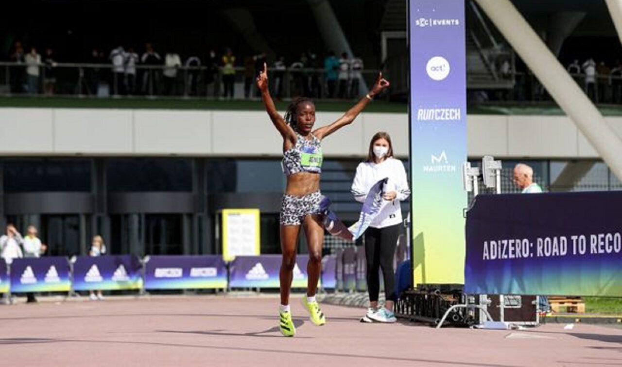 Η Κενυάτισσα Άγκνες Τίροπ έσπασε το παγκόσμιο ρεκόρ στα 10χλμ. τερματίζοντας σε 30.01 στον αγώνα που έγινε την Κυριακή στην Χερτσογκενάουραχ.