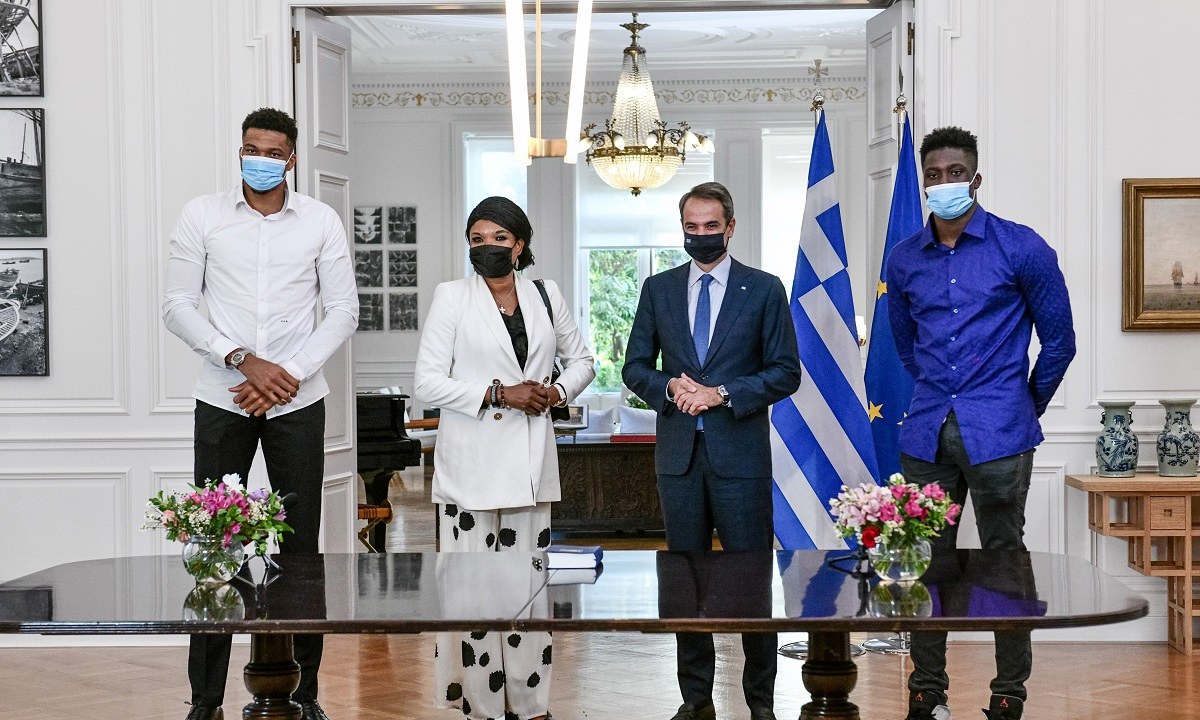 Με σουβλάκια γιόρτασε την Ελληνική ιθαγένεια η οικογένεια Αντετοκούνμπο