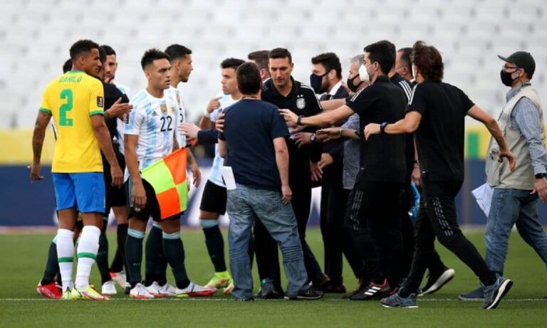 Απίστευτα πράγματα στο Βραζιλία – Αργεντινή: Διακοπή και εισβολή αστυνομίας! (vid)