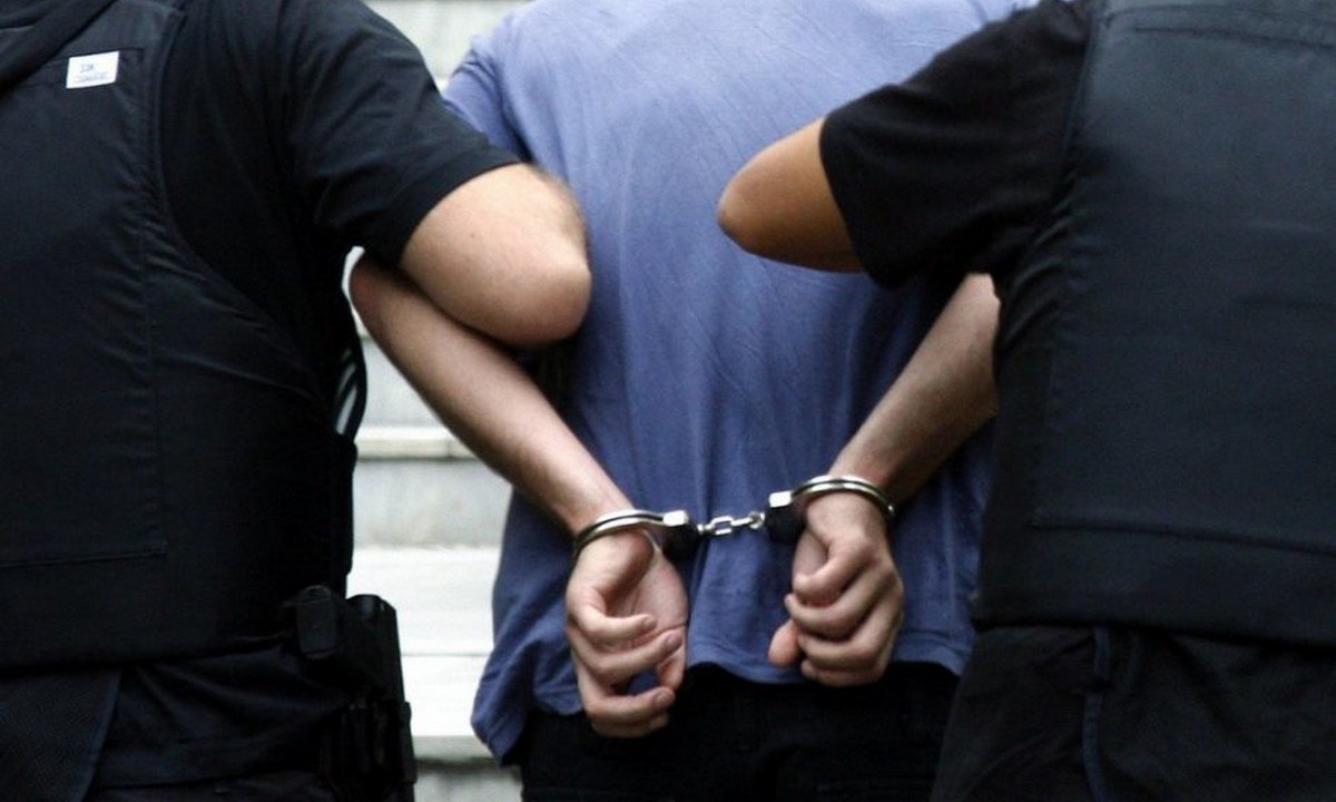 Απόδραση: Νεαρός στα Λεχαινά δραπέτευσε με τις χειροπέδες μέσα από τα χέρια των αστυνομικών