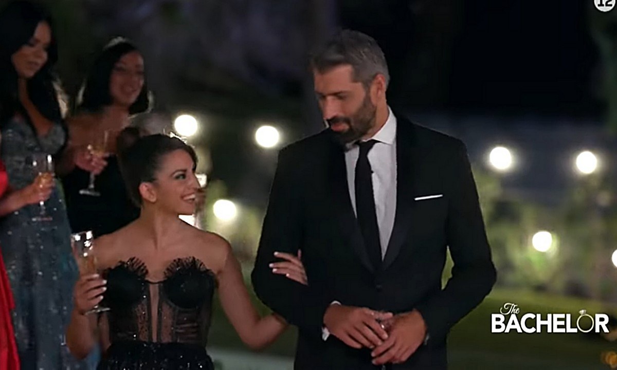 Bachelor: 21 γυναίκες πέφτουν στα… πατώματα για τον Αλέξη Παππά – Ποια είναι η αμοιβή τους!