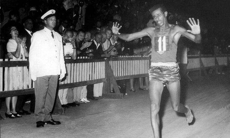 Σαν σήμερα το 1960, ο ξυπόλυτος Αμπέμπε Μπικίλα γίνεται ο πρώτος αθλητής από την υποσαχάρια Αφρική που κερδίζει χρυσό ολυμπιακό μετάλλιο.