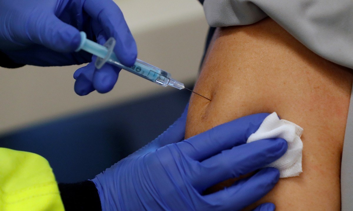 Εμβόλιο: Συγκέντρωση κατά της υποχρεωτικότητας από υγειονομικούς και ΕΚΑΒ στο Ασκληπιείο Βούλας