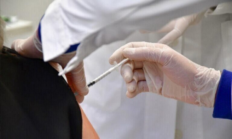 Κορονοϊός – Εμβόλια: Κατέγραψε σε video την παρενέργεια του και το ανέβασε στο Facebook