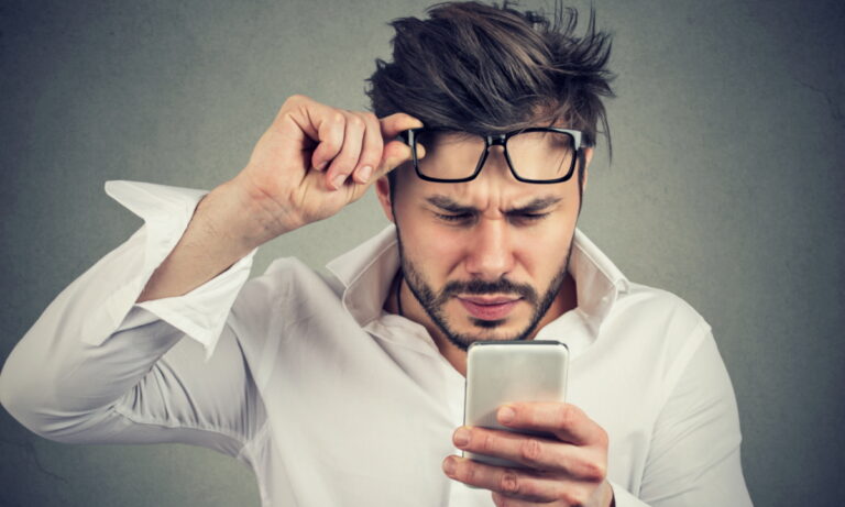 Εμβόλιο τρίτη δόση : Αναστάτωση με τα SMS, πάνε σε ανθρώπους χωρίς υποκείμενα νοσήματα