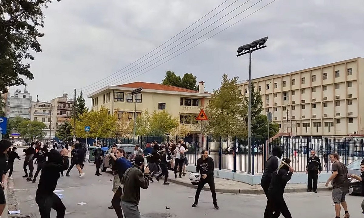 Θεσσαλονίκη: Δολοφονική επίθεση με καδρόνια σε αντιφασιστική πορεία φοιτητών στη Σταυρούπολη!