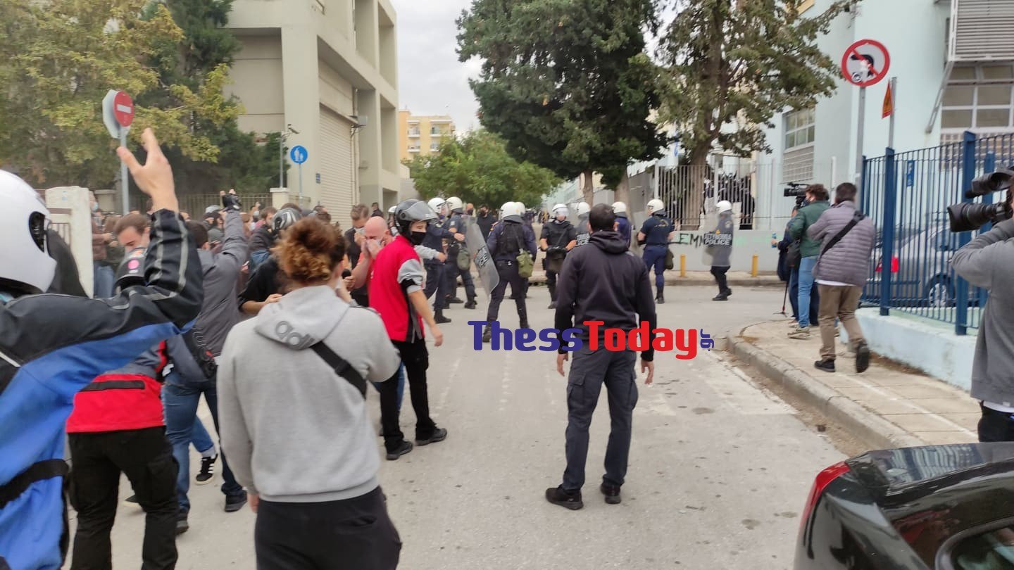 ΕΠΑΛ Σταυρούπολης: Νέα δολοφονική επίθεση σε αντιφασίστες φοιτητές - Τους πέταξαν μολότοφ και πέτρες