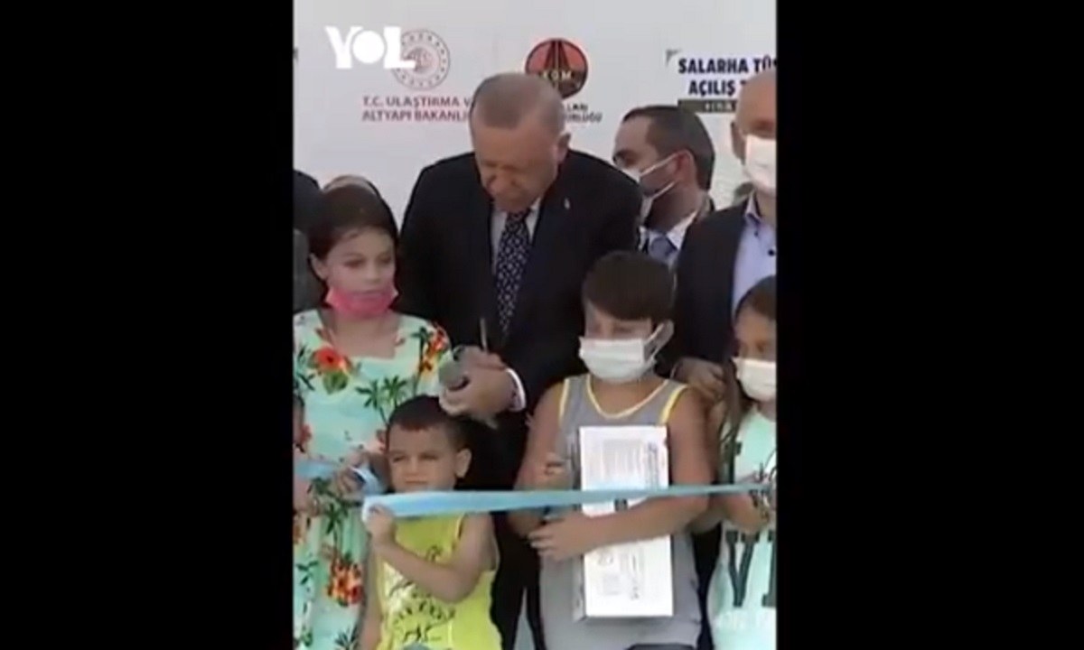 Άθλιος ο Ερντογάν: Χτύπησε με το δάχτυλο του μικρό αγοράκι…για να το συνετίσει (video)