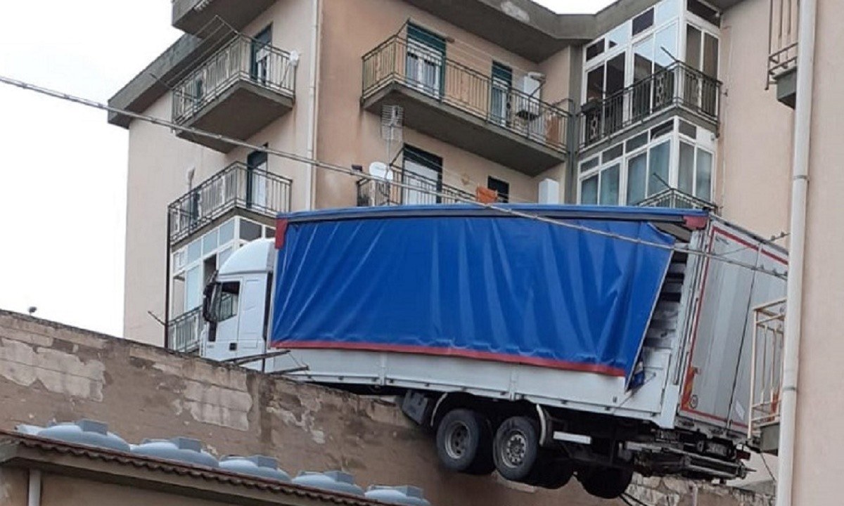 Καβάλα: Video σοκ με φορτηγό που πέφτει σε στέγη σπιτιού