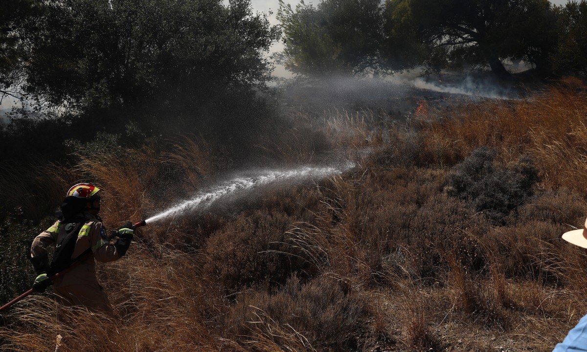 Φωτιές – Αττική: Υπό πλήρη έλεγχο από πυροσβέστες κι εθελοντές
