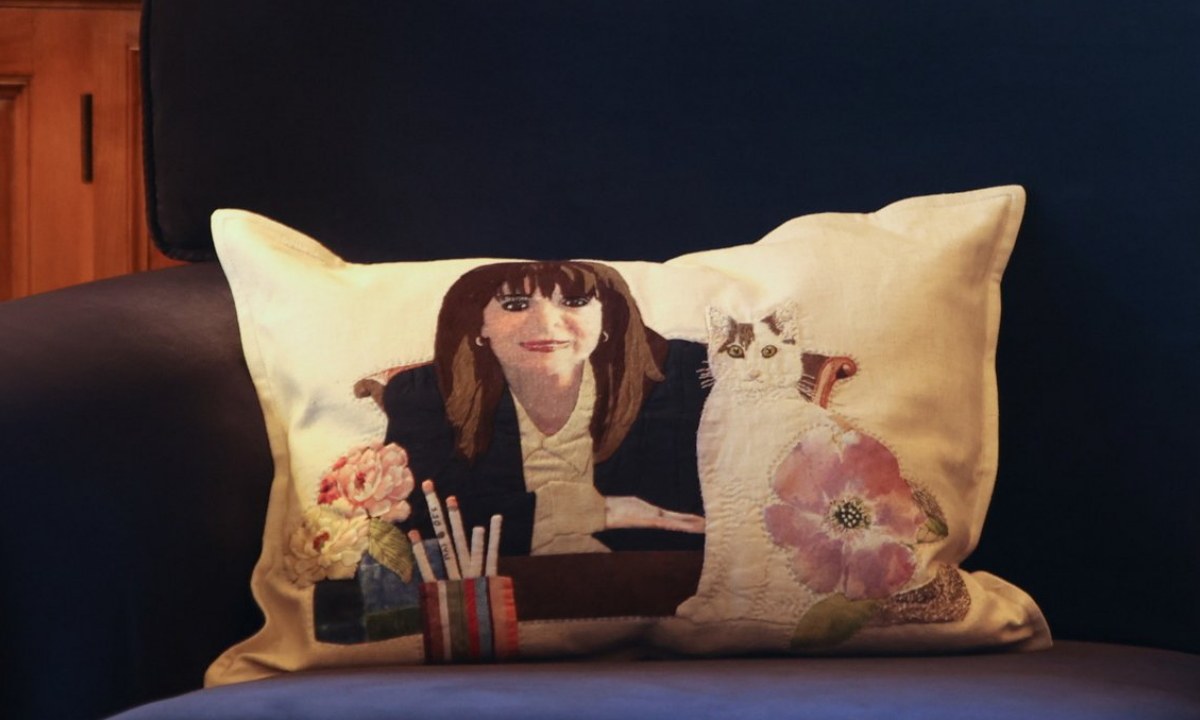 Κατερινα Σακελλαροπούλου μαξιλάρι γάτα