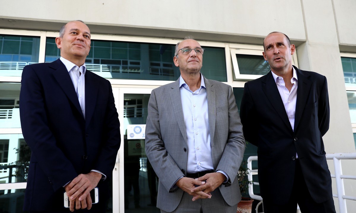 πρόεδροι της ΚΑΕ Ολυμπιακός, Παναγιώτης και Γιώργος Αγγελόπουλος και ο πρόεδρος της ΕΟΚ Βαγγέλης Λιόλιος