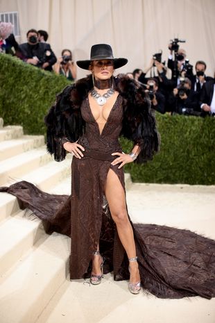 Met Gala: Τα... πέταξε και η Τζένιφερ Λόπεζ - Τι έπαθαν όλες; (pics)