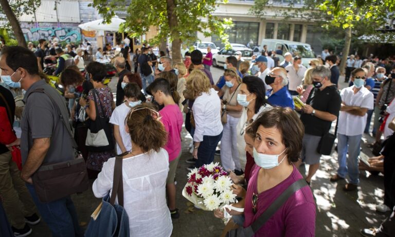 Μίκης Θεοδωράκης: Πλήθος κόσμου στο λαϊκό προσκύνημα