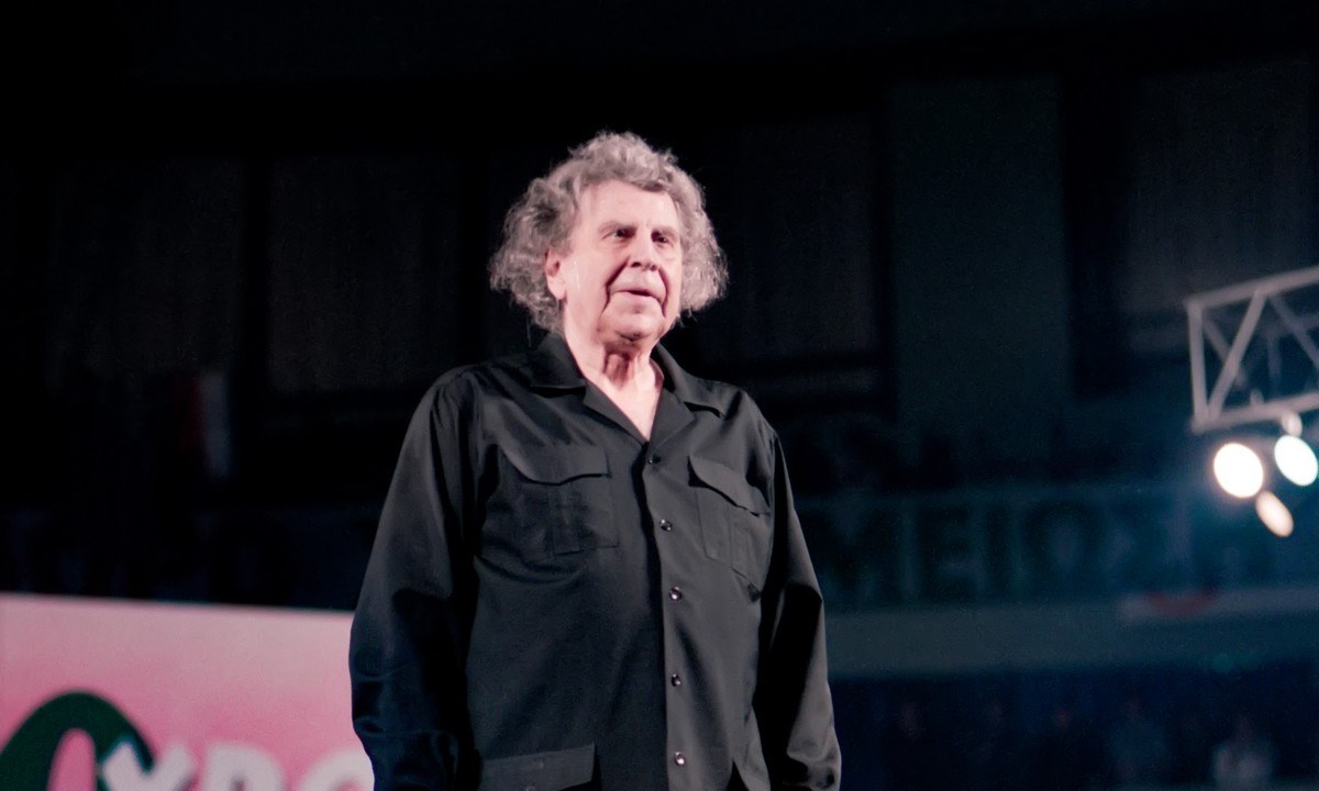 Μίκης Θεοδωράκης: Μεσίστιες οι ελληνικές σημαίες για το δυσαναπλήρωτο κενό