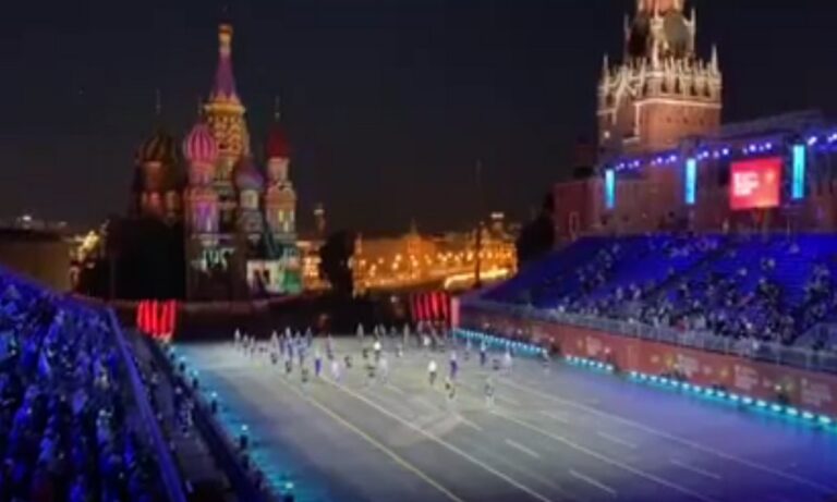 Μίκης Θεοδωράκης: Η Ρωσία τίμησε τον σπουδαίο Έλληνα μουσικοσυνθέτη στην Κόκκινη Πλατεία