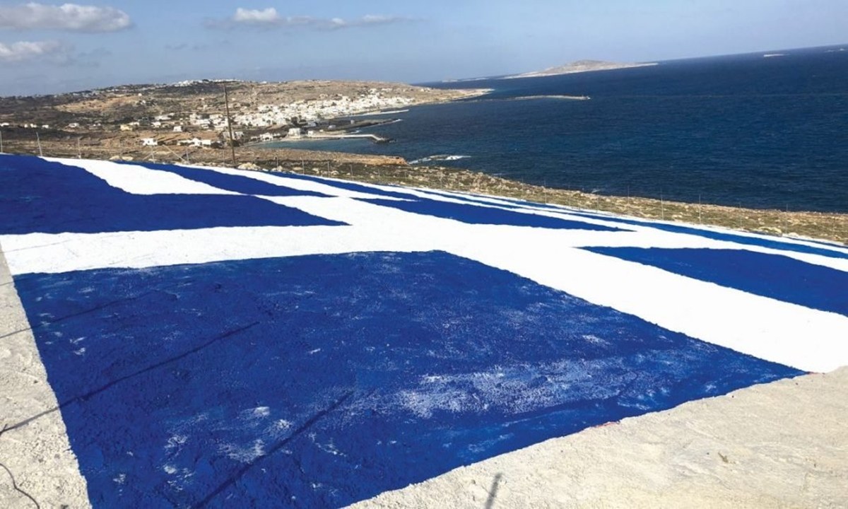 Γιγαντιαία γαλανόλευκη σημαία ζωγραφίστηκε στη Κάσο – Ηχηρό «μήνυμα» προς τους Τούρκους!