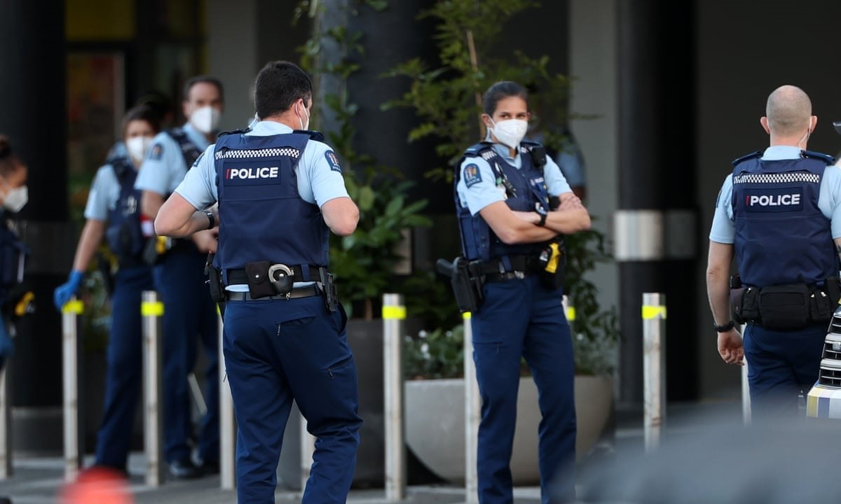 Τουλάχιστον τέσσερις άνθρωποι τραυματίστηκαν στη Νέα Ζηλανδία, μετά από επίθεση που δέχτηκαν από ένοπλο άνδρα ενώ βρίσκονταν σε σούπερ μάρκετ.