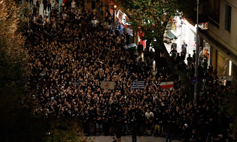 ΠΑΟΚ: Χρήση κρότου λάμψης των ΜΑΤ στην πορεία των οπαδών (vid)