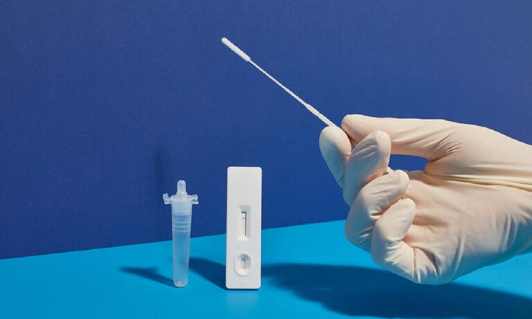 Εμβόλια: Ξέχασαν να υπολογίσουν το ΦΠΑ στις τιμές των Rapid και PCR τεστ;