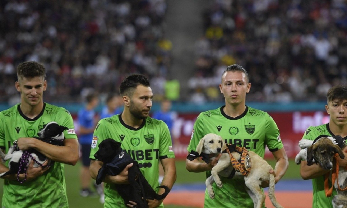 Ρουμανία: Ποδοσφαιριστές βγήκαν στο γήπεδο με αδέσποτους σκύλους στην αγκαλιά (pic)