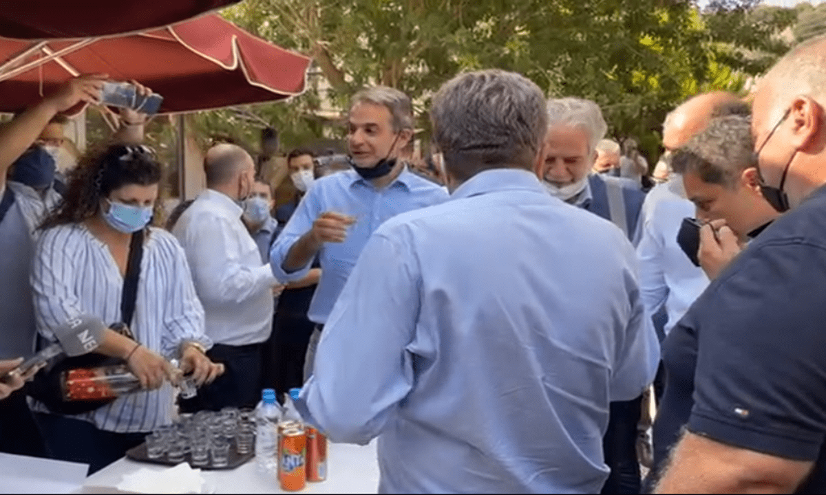 «Ρεσιτάλ» αναλγησίας από τον Κυριάκο Μητσοτάκη: Χαμογελαστός «επιθεώρησε» τα συντρίμμια της Κρήτης, πίνοντας ρακή και μασώντας γραβιέρα! (vid)