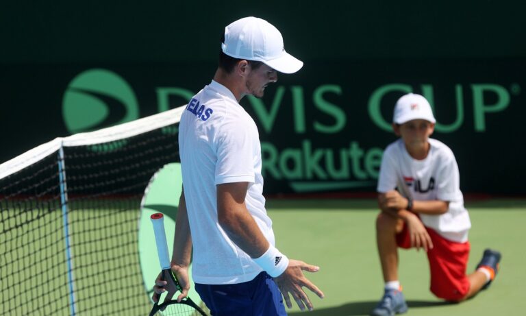 Davis Cup: Χάθηκε η άνοδος για την Ελλάδα – Ήττα και στο διπλό