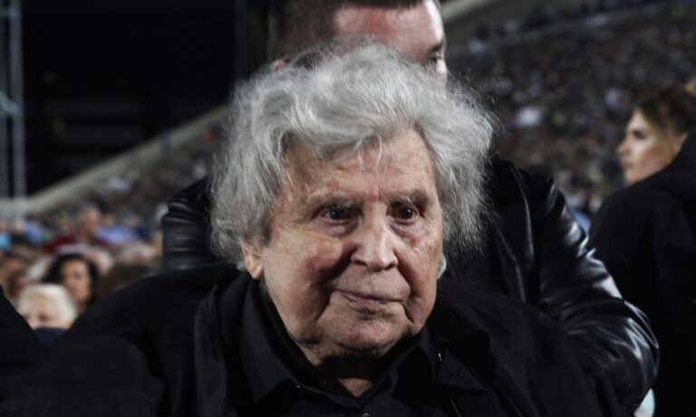 Μίκης Θεοδωράκης: Λύση στο θέμα του ενταφιασμού από τον γιο του – «Θα σεβαστούμε την επιθυμία του με σιωπή και σεβασμό»