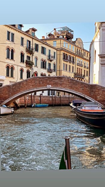 Βίκυ Καγία - Ηλίας Κρασσάς: Αποθεώθηκαν από τα φλας στο κόκκινο χαλί του Φεστιβάλ της Βενετίας