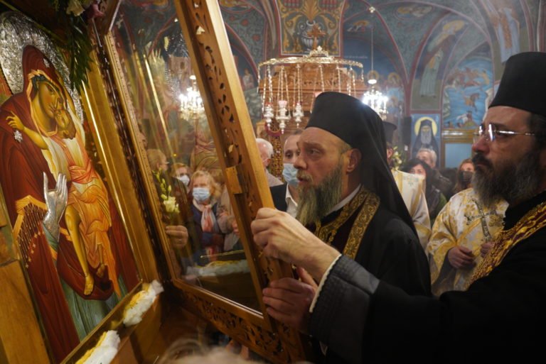 Οι ιερείς μεταφέρουν τη Παναγία Παρηγορήτρια για τη λιτανεία.