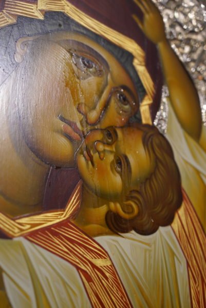 H Παναγία Παρηγορήτρια δακρύζει.