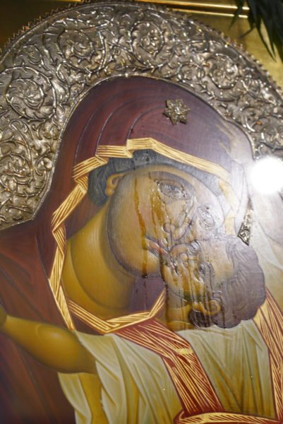 H Παναγία Παρηγορήτρια δακρύζει.