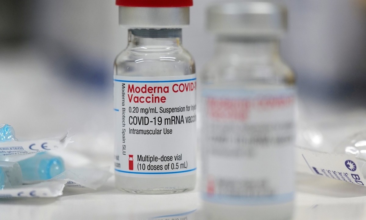 Σύμφωνα με μελέτη των σκανδιναβικών χωρών, το εμβόλιο της Moderna σχετίζεται με αυξημένο κίνδυνο εμφάνισης μυοκαρδίτιδας στους νέους.