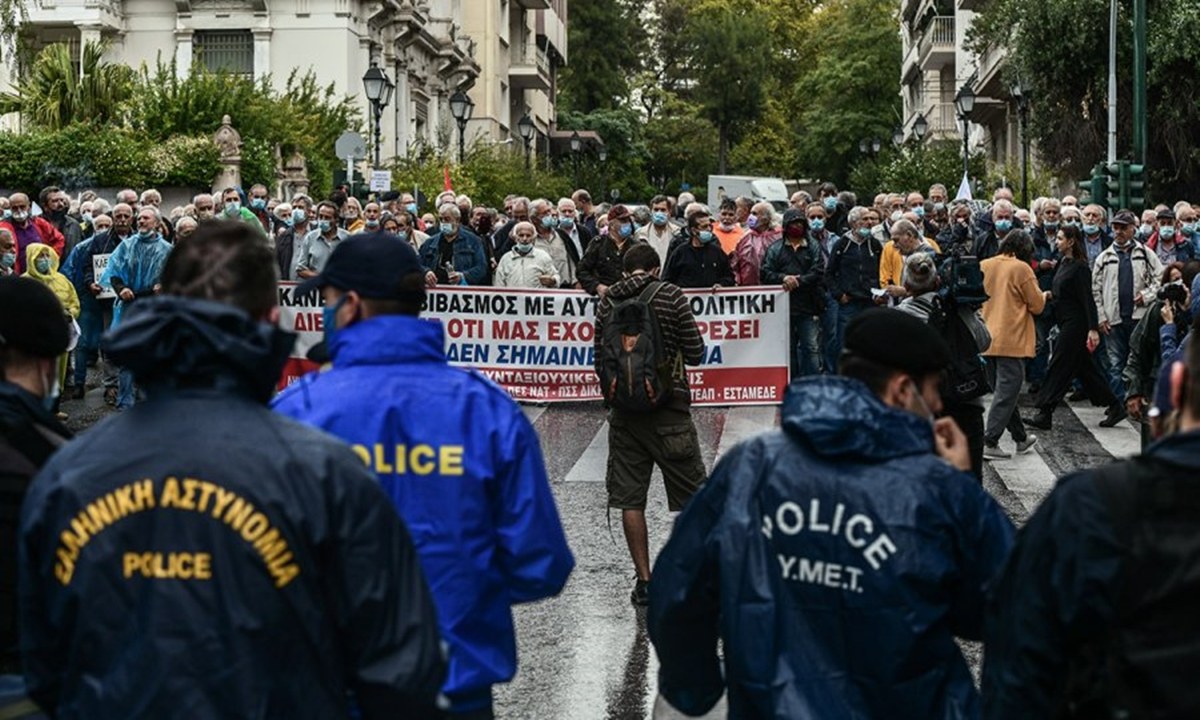 Συνταξιούχοι: Δυναμικό παρόν στο κέντρο της Αθήνας – «Δεν ανεχόμαστε τα ψίχουλα που μας πετά η κυβέρνηση» (vid)