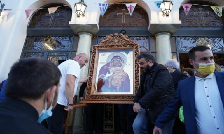 Βύρωνας: Δέος στη χθεσινή λιτανεία της Παναγίας Παρηγορήτριας που ξεχείλιζε μύρο!