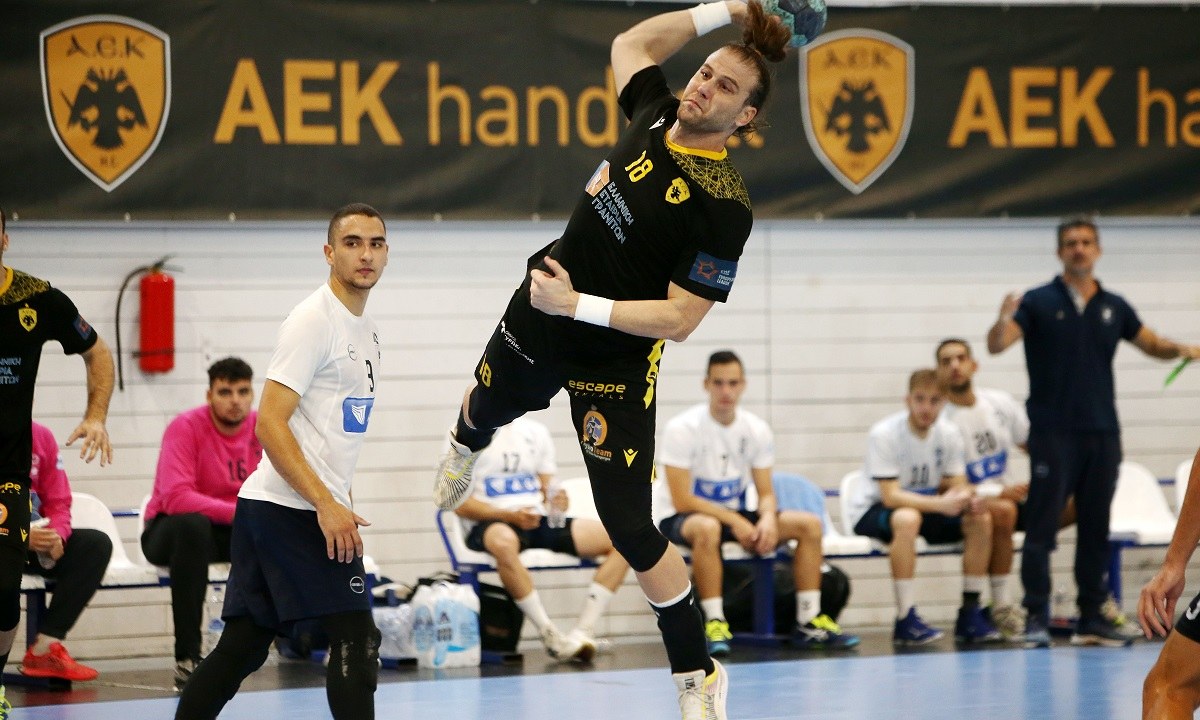 Την 3η της νίκη σε ισάριθμα παιχνίδια στην Handball Premier πέτυχε η ΑΕΚ, που επικράτησε του Δούκα με 31-22  στην αίθουσα «Γ. Κασιμάτης» στο παιχνίδι που έριξε την αυλαία της 4ης αγωνιστικής.