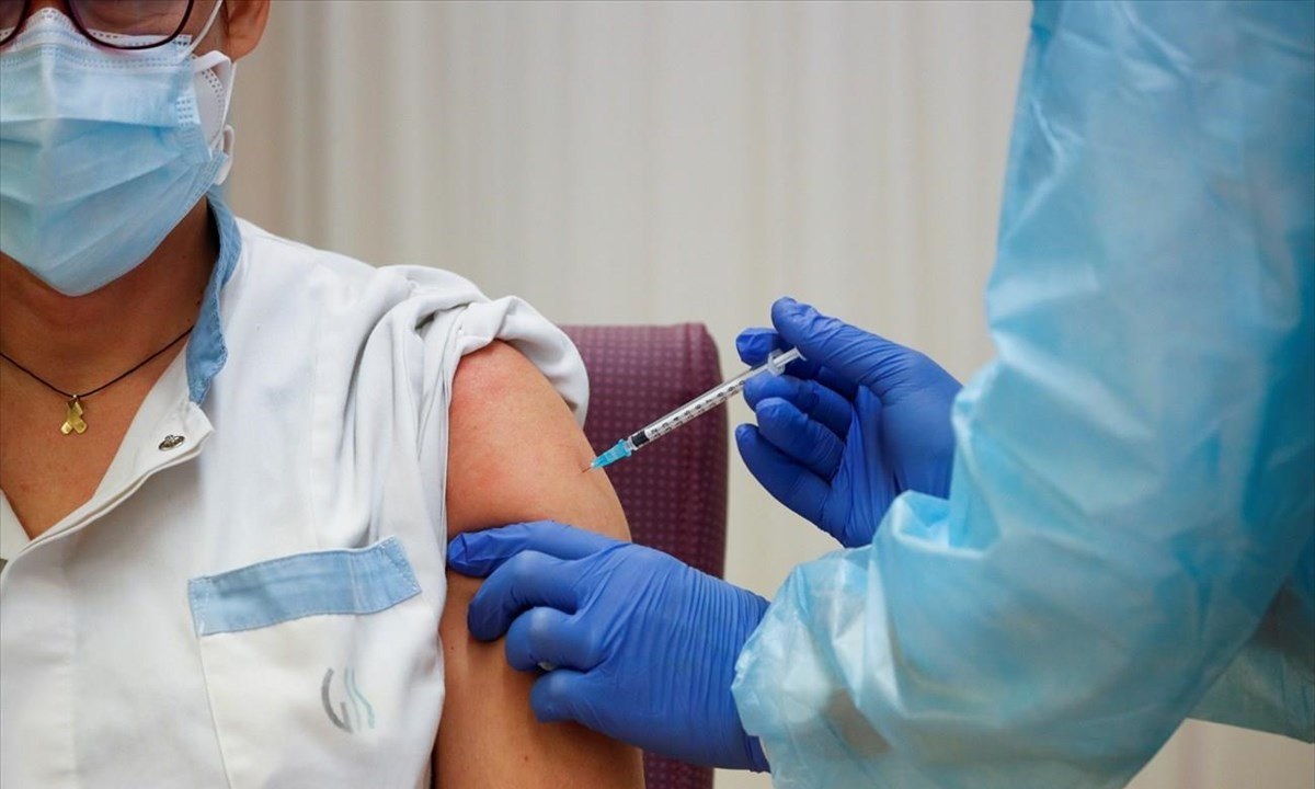 Όσον αφορά το εμβόλιο για τον κορονοϊό, οι γιατροί πιέζονται να συστήνουν στους ασθενείς, να προχωρούν στον εμβολιασμό τους.